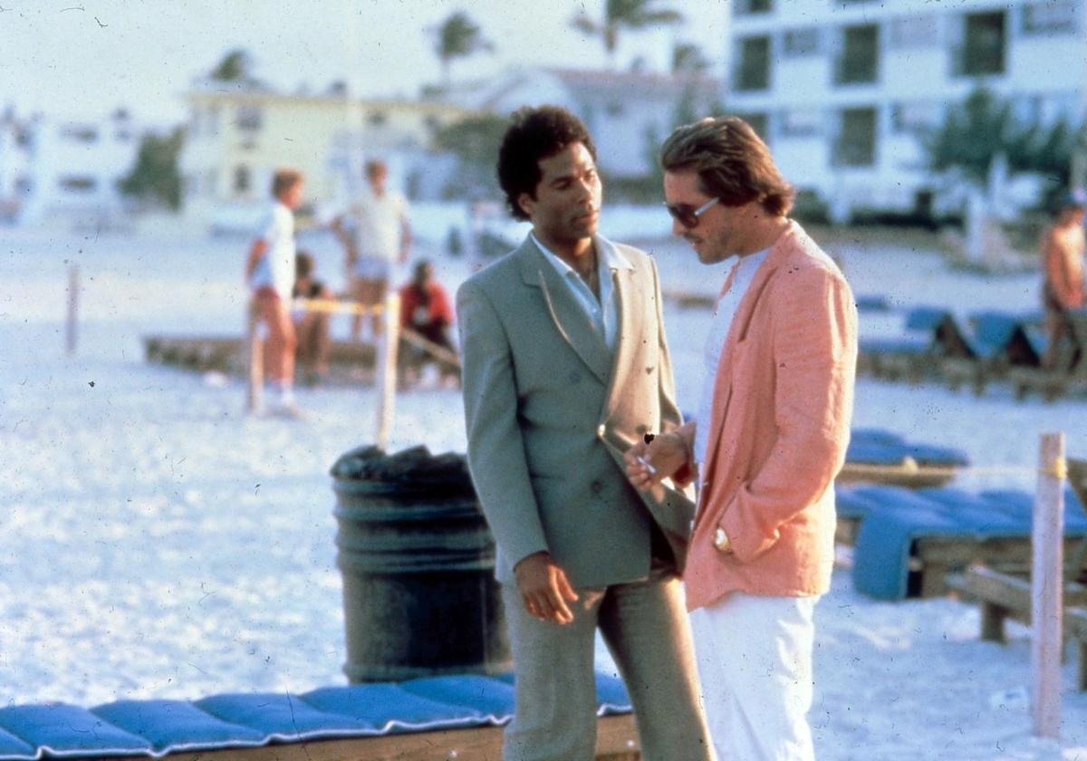 Sonny Crockett (Don Johnson) y Ricardo Tubbs (Philip Michael Thomas) en una escena de 'Corrupción en Miami'.