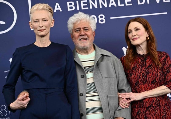 Pedro Almodóvar entre las dos actrices protagonistas de 'La habitación de al lado', Tilda Swinton y Julianne Moore.