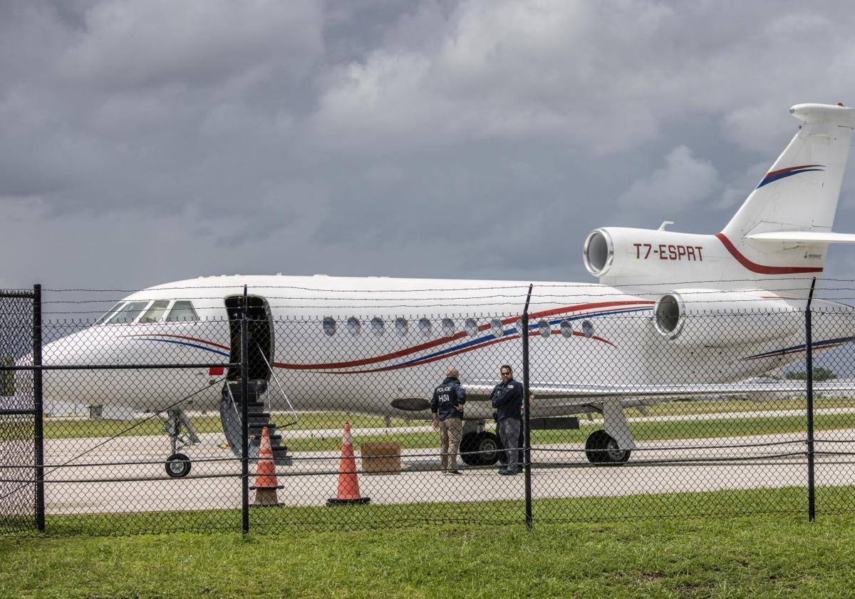 El avión presidencial de Nicolás Maduro, custodiado en el aeropuerto de Fort Lauderdale, Florida, tras ser confiscado este lunes.