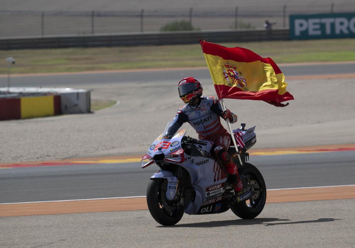 Marc Márquez celebra su sonado triunfo en Alcañiz.