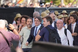 El expresident de Cataluña, Carles Puigdemont, minutos antes de subir al escenario en Barcelona el día de la investidura de Illa