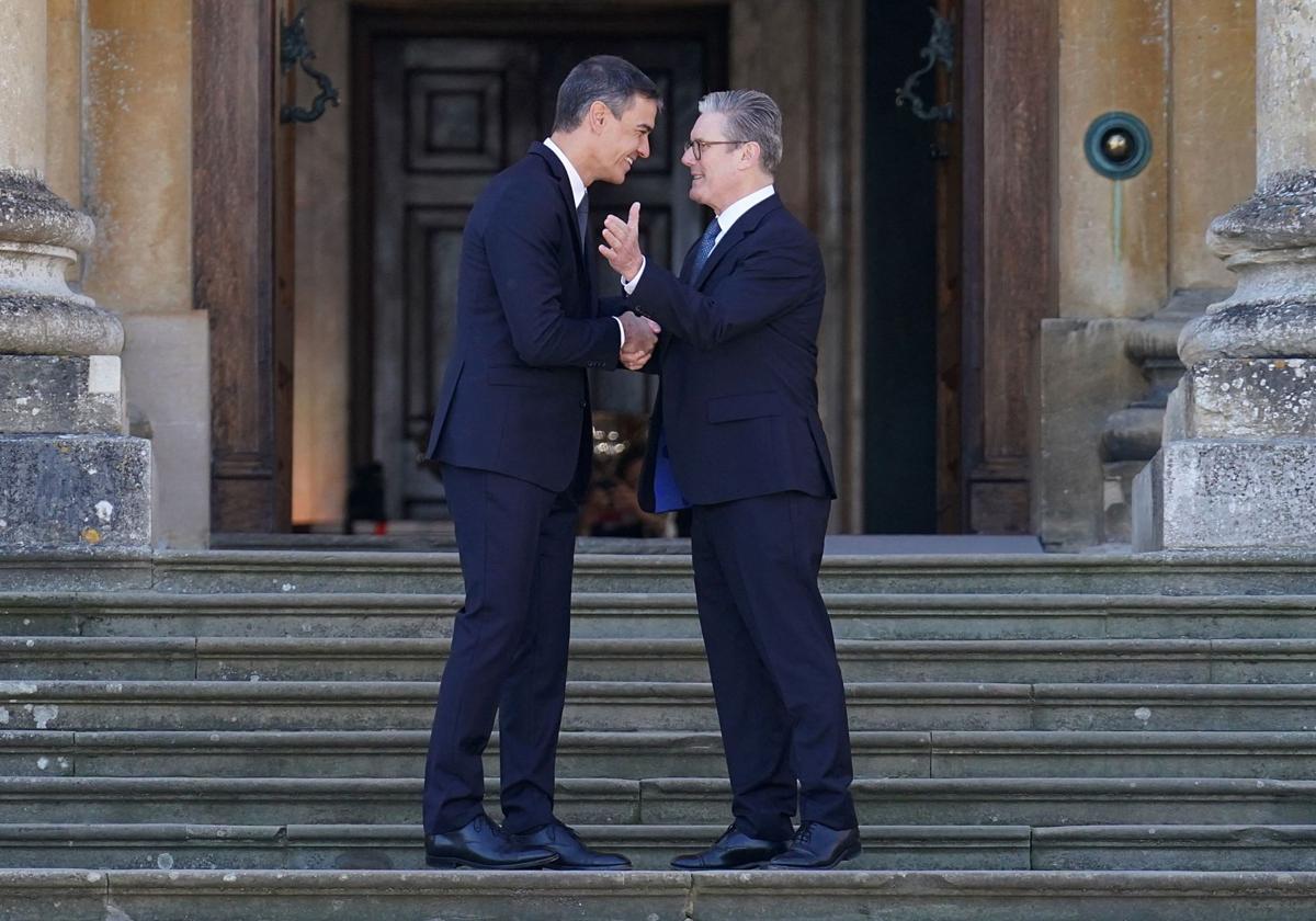 Pedro Sánchez y el primer ministro británico, Keir Starmer, el 18 de julio.