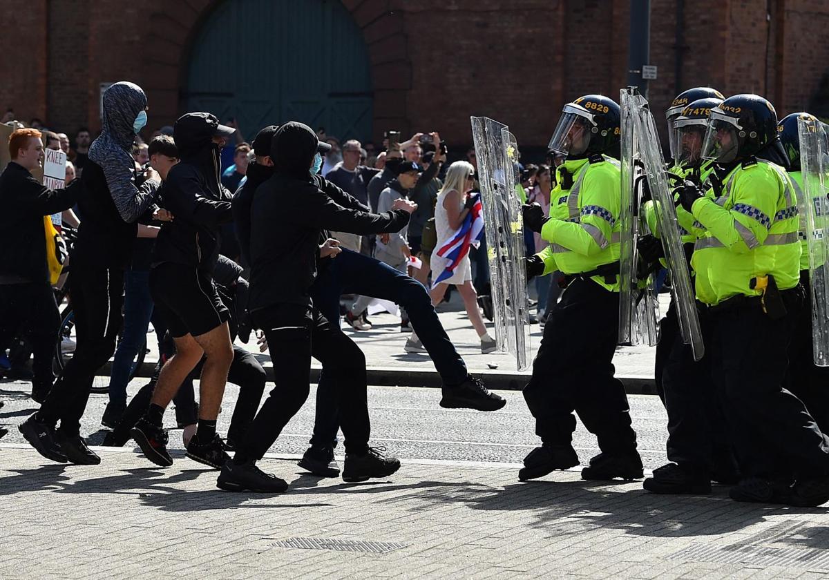 Manifestantes se enfrentan en Liverpool a la Policía británica tras eñ crimen de Southport.