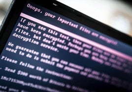 La pantalla de un ordenador muestra un mensaje tras ser infectado con un ransomware