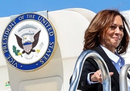 Kamala Harris se dispone a tomar el 'Air Force 2' en el aeropuerto de Detroit.