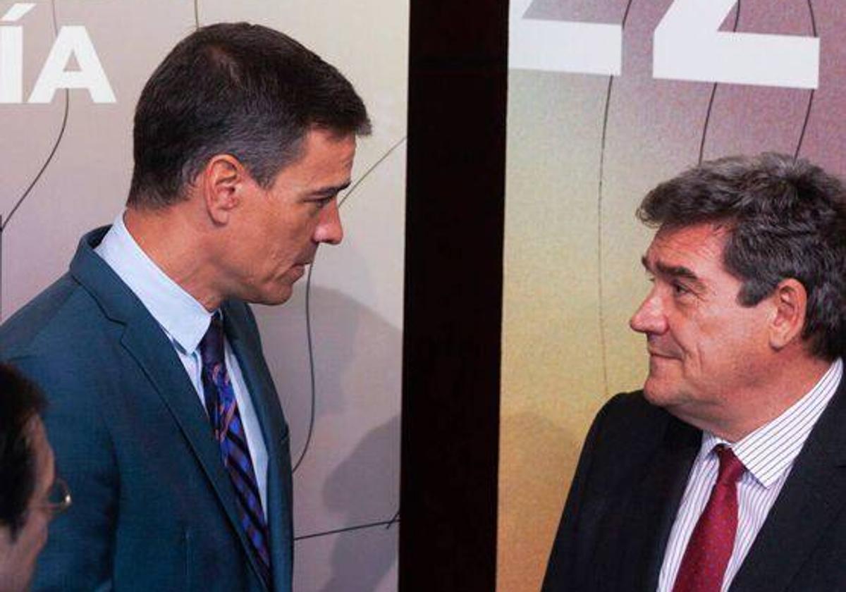 El presidente del Gobierno, Pedro Sánchez, junto al aún ministro de Transformación Digital, José Luis Escrivá.