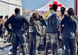 Un grupo de migrantes espera a ser ubicado tras su llegada a Lampedusa en un desembarco pasado.