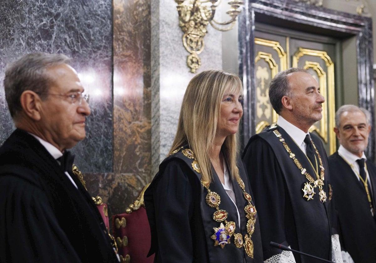 Isabel Perelló toma posesión de su cargo en el Tribunal Supremo, rodeada de Francisco Marín Castán y Manuel Marchena.