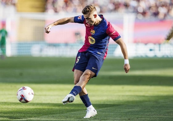 Fermín golpea el balón durante el Barça-Valladolid.