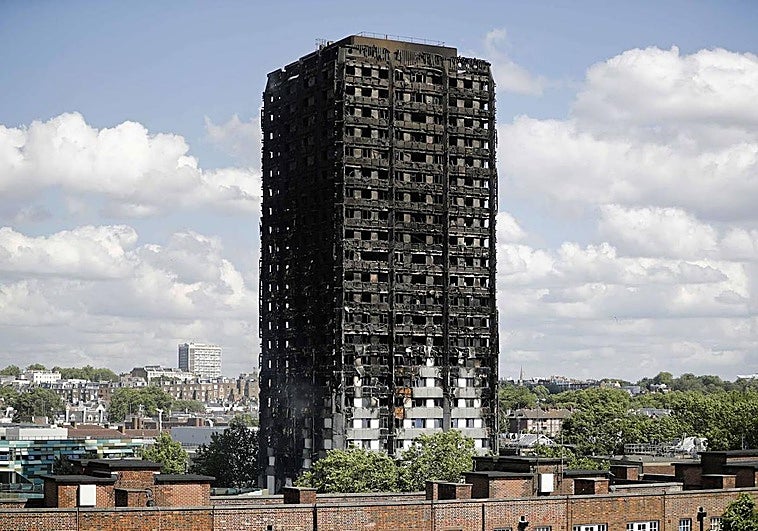 La torre Grenfell, en el oeste de Londres, tras el incendio.
