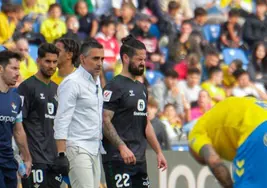 Isco se retira del terreno de juego en el Estadio de Gran Canaria tras lesionarse el peroné.