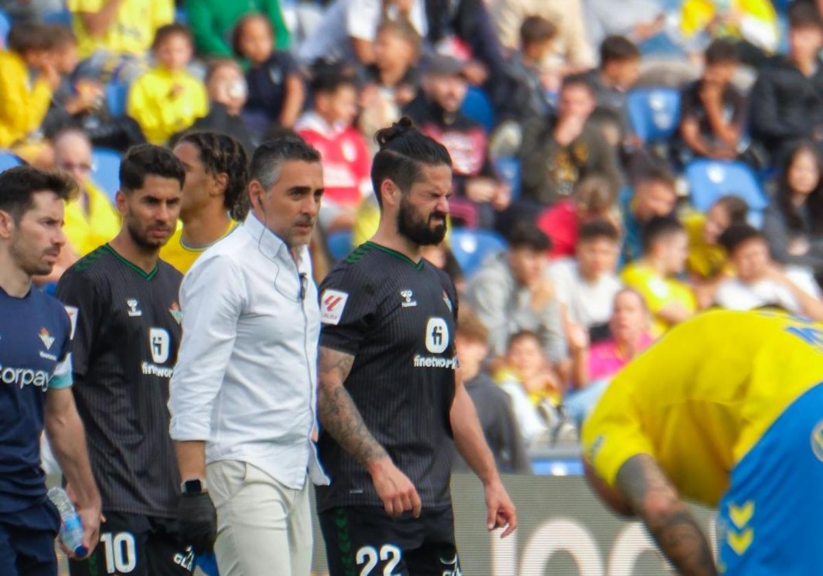 Isco se retira del terreno de juego en el Estadio de Gran Canaria tras lesionarse el peroné.