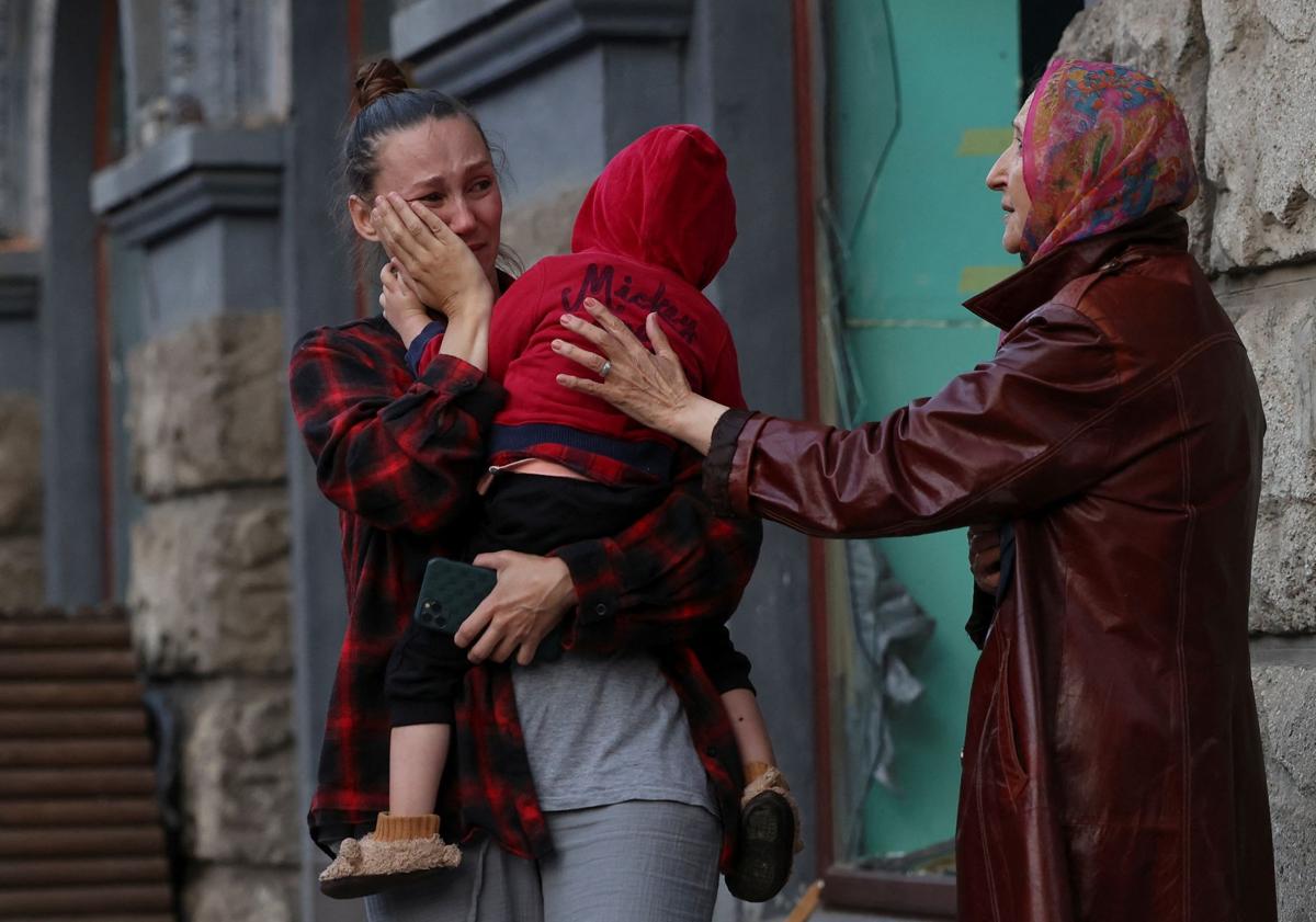 Imagen principal - Un ataque ruso causa siete muertos, la mitad niños, en Leópolis, en la frontera con Polonia