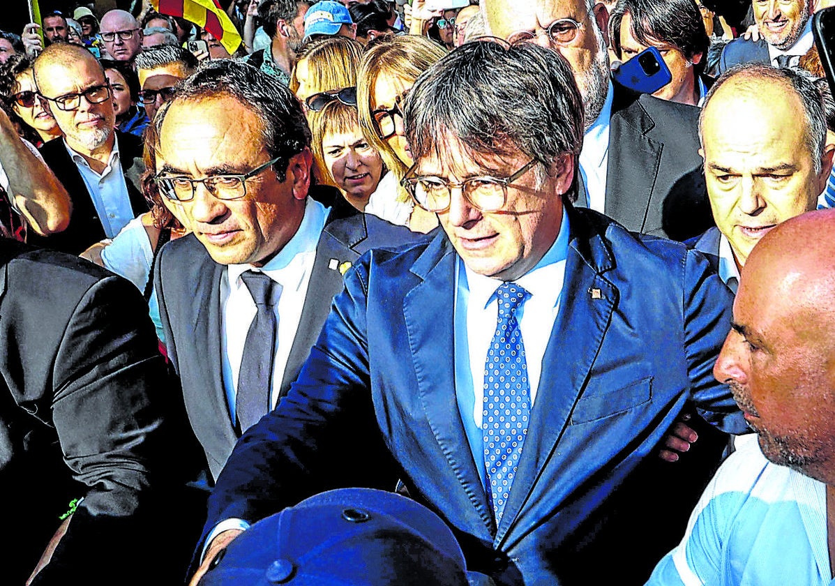 El expresidente de la Generalitat Carles Puigdemont junto al máximo dirigente del Parlamento catalán Josep Rull