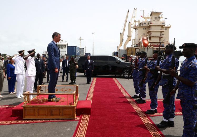 Pedro Sánchez durante su reciente visita a Gambia.