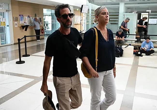 Caroline Darian (derecha) y su hermano Florian P. llegan al tribunal durante el juicio de su padre acusado de drogar a su madre durante casi diez años e invitar a desconocidos a violarla en su casa de Mazan