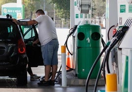 Conductor reposta gasolina en una gasolinera.