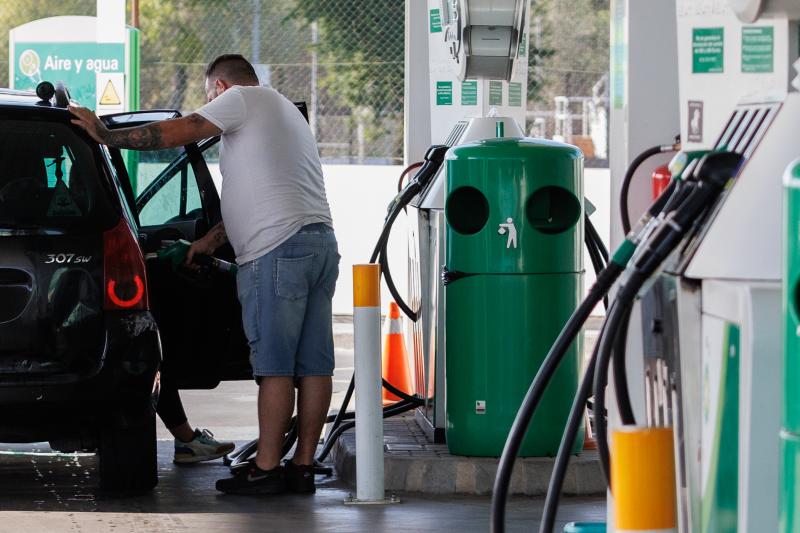 Conductor reposta gasolina en una gasolinera.