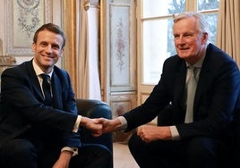 Macron se dispone a estrechar la mano del antiguo negociador jefe de la Comisión Europea, Michel Barnier, antes de una reunión en el palacio del Elíseo en París de 2020.