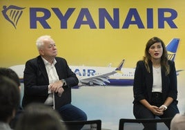 El CEO de Ryanair, Eddie Wilson, y la country manager en España y Portugal, Elena Cabrera.