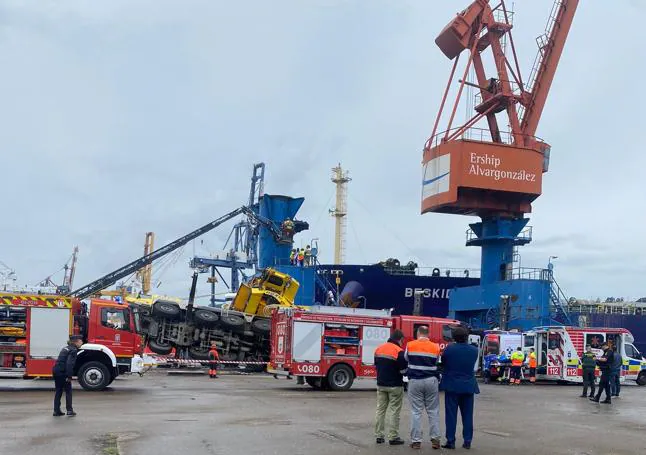 Bomberos y ambulancia en el puerto gijonés.