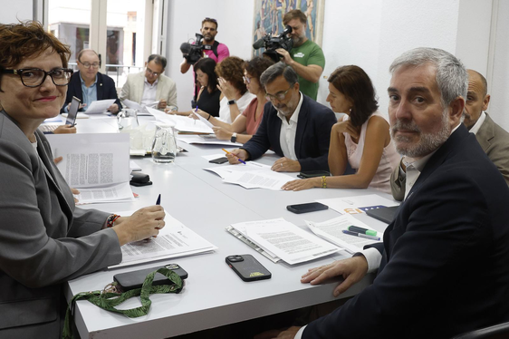 Fernando Clavijo se reúne con las ONGs que trabajan en Canarias para abordar la gestión de los menores no acompañados