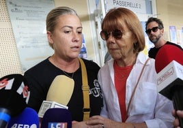 Caroline Darian y su madre, Gisele Pelicot, tras la jornada del juicio en Aviñón.