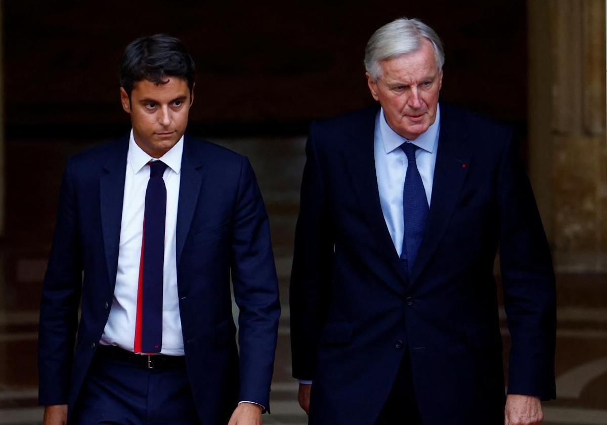 El primer ministro saliente de Francia, Gabriel Attal, y el recién nombrado Michel Barnier