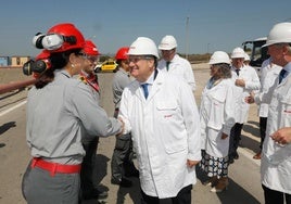 Hereu (c) saluda a unos trabajadores durante su visita al parque energético de Cepsa en San Roque (Cádiz).