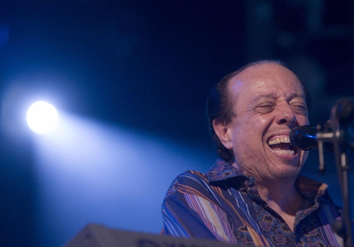 El cantante y pianista brasileño de Bossanova, Sergio Mendes.