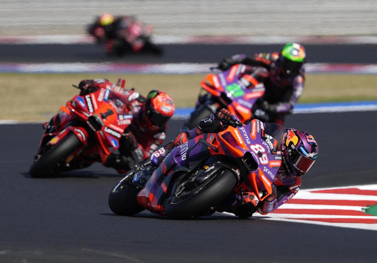 Jorge Martín, tras adelantar a Pecco Bagnaia en la salida