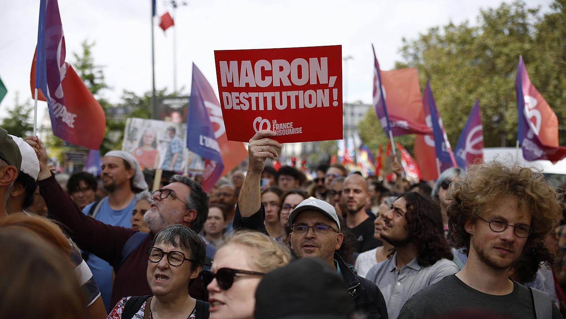 フランスで左派が街頭に出てマクロン大統領とバルニエ氏の任命に抗議