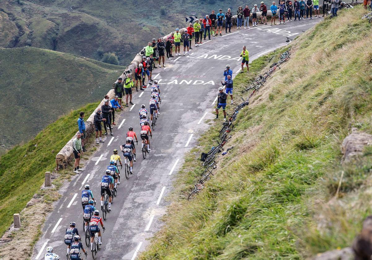 El pelotón de ciclistas subiendo un puerto en la vigésima etapa de la Vuelta