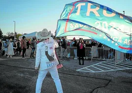 Un simpatizante de Donald Trump ondea una bandera del candidato presidencial republicano durante un acto electoral celebrado el sábado en Mosinee, Wisconsin.