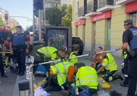 Efectivos del Samur atienden a uno de los transeúntes atropellados por el coche de Policía