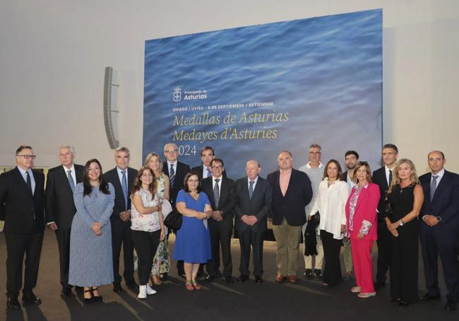 Iñigo Noriega, director de El Diario Montañés y exdirector de El Comercio; Jaime Rojo García-Conde, consejero de El Comercio; Sheila Pérez Vaca, subjefa de Internet de El Comercio; Iñaki Arechabaleta, consejero delegado de Vocento; Aida G. Fresno, del área de audiovisual de El Comercio, Mónica Yugueros, jefa de Audiovisual de El Comercio; Iñigo Barrenechea, director general de Prensa Regional de Vocento; Mari Luz Ania, viuda de Marcelino Gutiérrez; Ignacio Pérez, director general de El Comercio; Ángel González, director de El Comercio; José María Fernández, presidente del Consejo de Administración de El Comercio; Daniel Fernández, jefe de Asturias y Política; Marcos Moro, redactor de la sección de Gijón; María de Álvaro, jefa de Contenidos de El Comercio; Eduardo Paneque, redactor del área de Internet; Laura Fonseca, jefa de la sección de Gijón; Fernando Belzunce, director general Editorial de Vocento; Leticia Álvarez, directora adjunta de El Comercio, y Carlos Prieto, jefe de Continuidad de El Comercio.