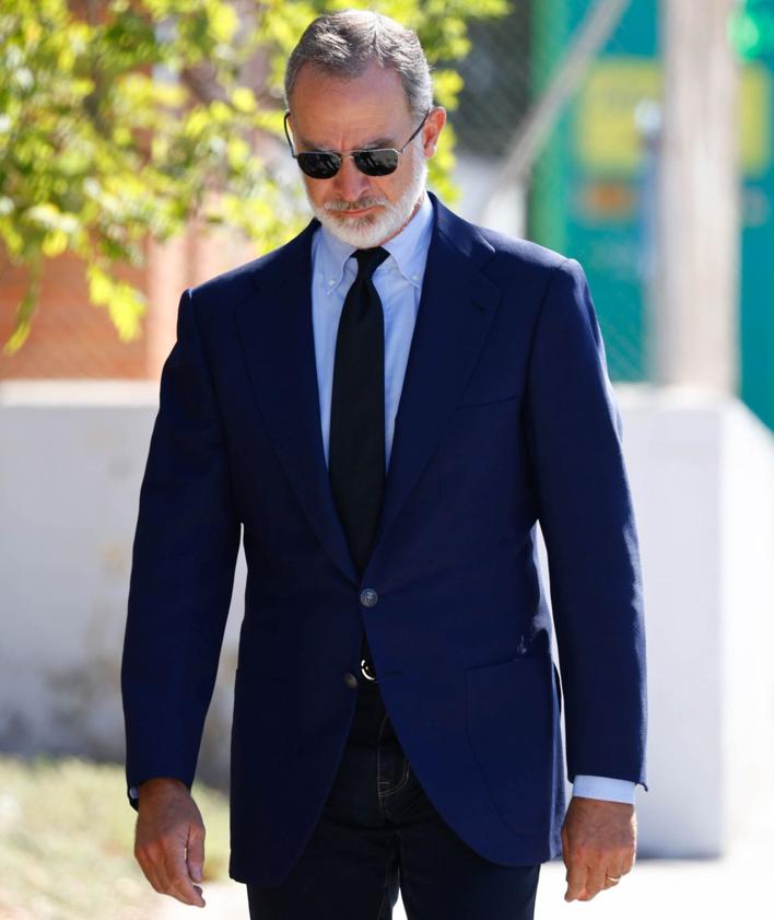 Imagen secundaria 2 - En la imagen superior, los Reyes saludan asaludan a Beltrán, Bruno y Simoneta Gómez-Acebo a su llegada a la catedral donde se ha celebrado el funeral; debajo, Don Felipe y Doña Letizia saludan a los madrileños a los ciudadanos y a los medios presentes; por último, el monarca por la mañana en el cementerio madrileño donde se enterraron las cenizas de su primo Juan Gómez-Acebo.