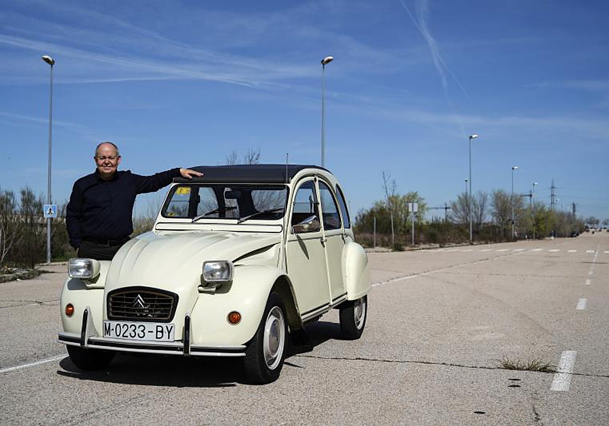 Antonio Silva, coleccionista madrileño de coches clásicos, posa junto a su Citroën 2 Caballos, de 1977.