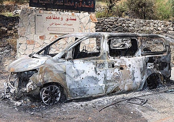 Un vehículo calcinado en la provincia de Hama, en el centro de Siria, tras los ataques israelíes.