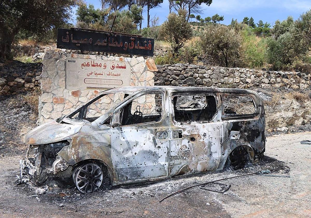 Un vehículo calcinado en la provincia de Hama, en el centro de Siria, tras los ataques israelíes.