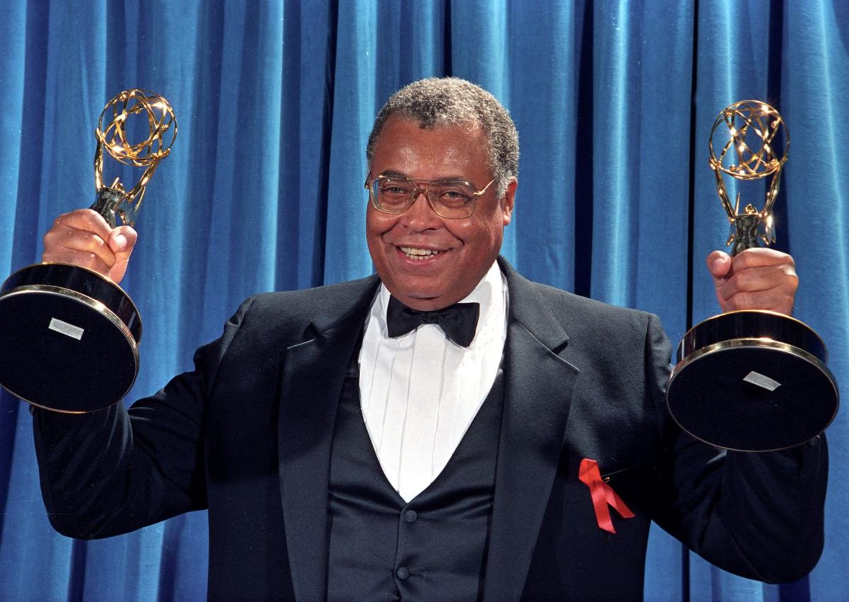 Imagen secundaria 1 - James Earl Jones. con su conocido atuendo de monarca africano con ocasión del estreno de 'El rey de Zamunda' en 2021, debajo con los dos premios Emmy que logró en 1991 y finalmente el actor estadounidense en un acto promocional.