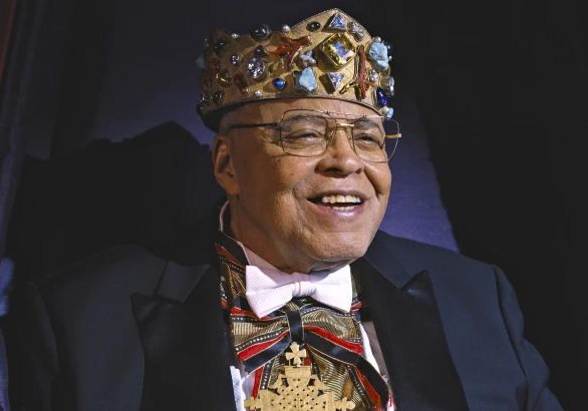 Imagen principal - James Earl Jones. con su conocido atuendo de monarca africano con ocasión del estreno de 'El rey de Zamunda' en 2021, debajo con los dos premios Emmy que logró en 1991 y finalmente el actor estadounidense en un acto promocional.