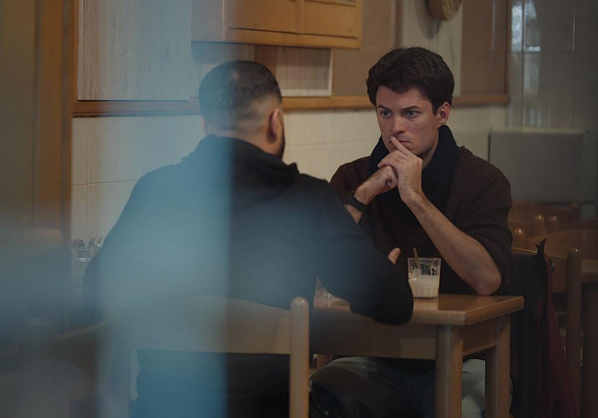 Carles Tamayo charla con una de las víctimas.