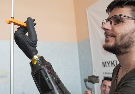 Daniel manipula una pinza con el brazo robótico.