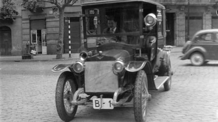 En octubre de 1900 se matriculó el primer coche en España y probablemente también en todo el mundo. Fue en Palma de Mallorca y el vehículo era un triciclo de la marca francesa Clement, con motor Dion Bouton, dos caballos de potencia y 130 kilos de peso al que se asignó la placa PM-1. Madrid y Barcelona no vieron sus primeros automóviles matriculados hasta varios años después. En la imagen, el primero matriculado en Barcelona, un Berlinet, en 1907