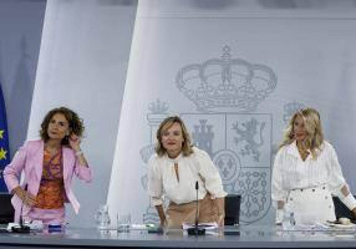 Las vicepresidentas María Jesús Montero y Yolanda Díaz, tras el Consejo de Ministros.