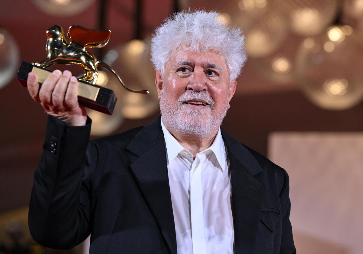 Pedro Almodóvar celebra el León de Oro por su película «La habitación de al lado» en el Festival Internacional de Cine de Venecia.