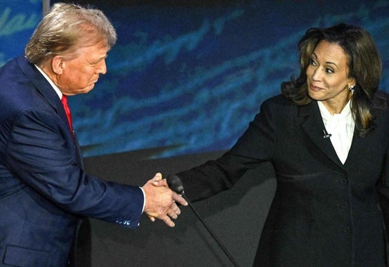 Kamala Harris estrecha la mano de Donald Trump durante un debate presidencial.