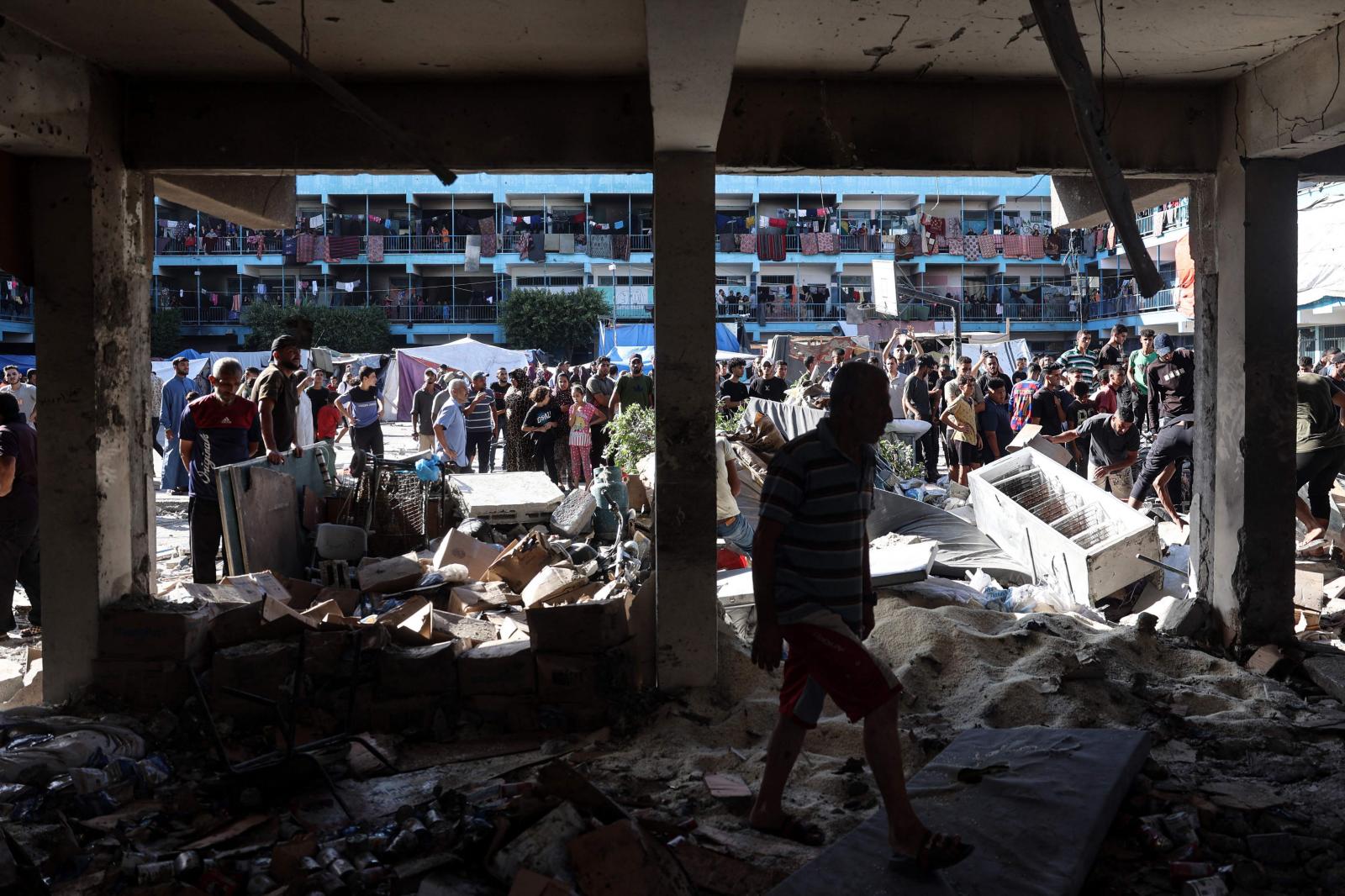 Israel ataca de nuevo una escuela refugio en Gaza y mata a catorce personas