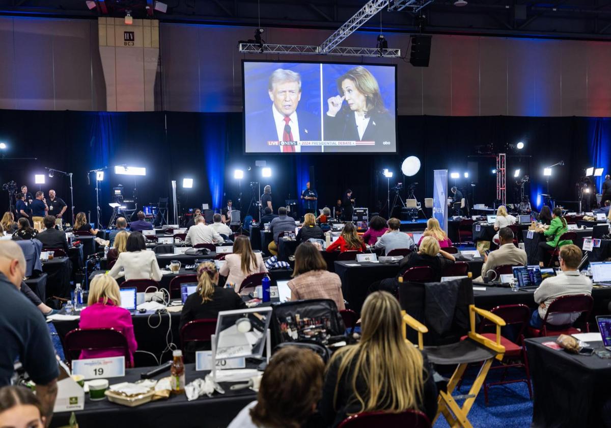 Los periodistas siguen el debate desde la sala de prensa instalada en el centro de convenciones de Filadelfia.